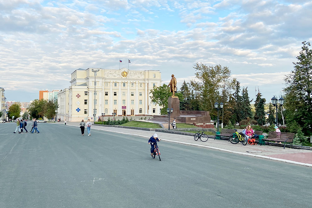 Памятник Ленину установлен на площади в 1960 году. После распада Советского Союза его несколько раз пытались снести, но в итоге внесли в реестр объектов исторического и культурного наследия Мордовии