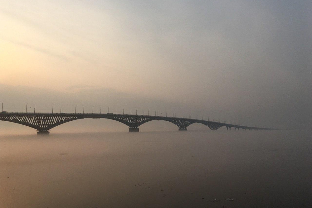 Мост соединяет Саратов с соседним городом Энгельсом. Самый красивый вид на переправу открывается спортсменам, которые выходят на пробежку ранним утром