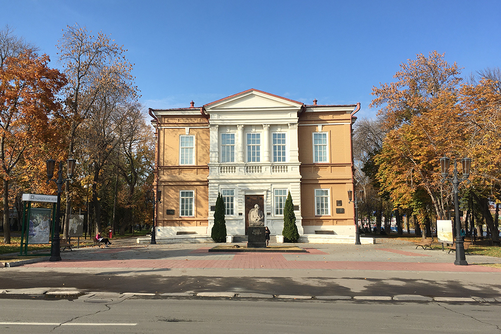 Главный корпус музея Радищева — историческое здание. Оно было построено в 19 веке специально для музея