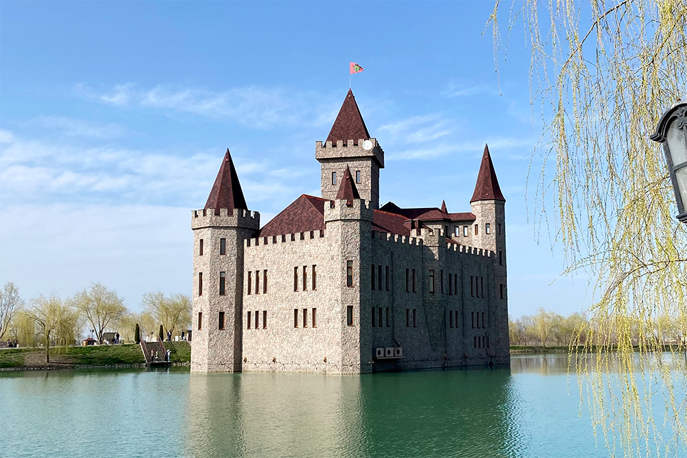 Замок со всех сторон окружает озеро