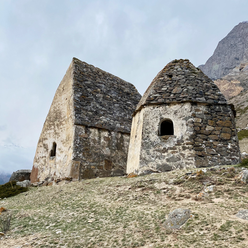 В городе мертвых Эльтюбю сохранились склепы