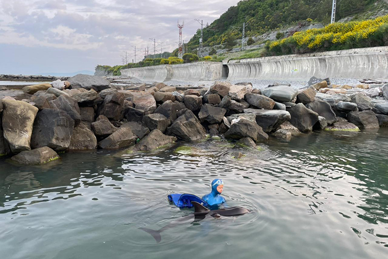 Во время плавания с дельфином важно следить, чтобы в дыхательное отверстие наверху головы не залилась вода. Фотография — «Дельфа»