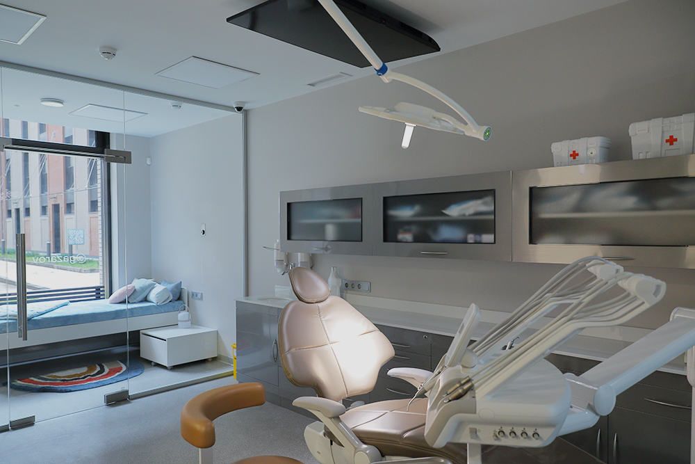 Так выглядит стоматологическая установка за 2 млн рублей. Она включает в себя кресло пациента и оборудование для лечения