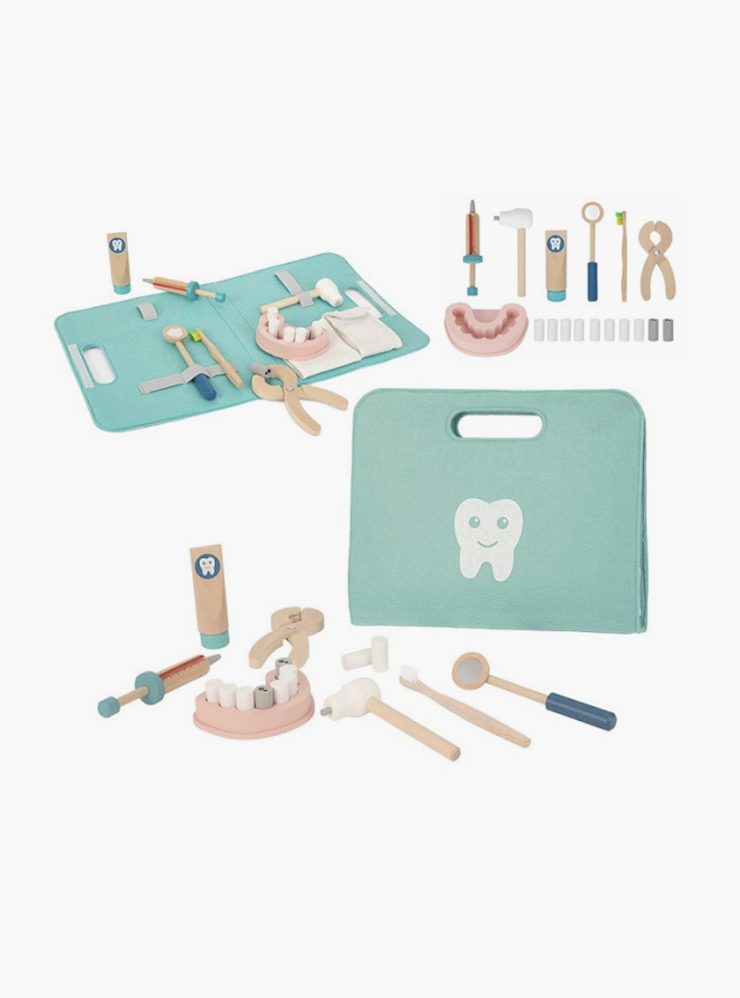 Для игры также подойдет детский набор стоматолога — на маркетплейсах такие стоят в среднем 1000⁠—⁠1500 ₽. Источник: akusherstvo.ru