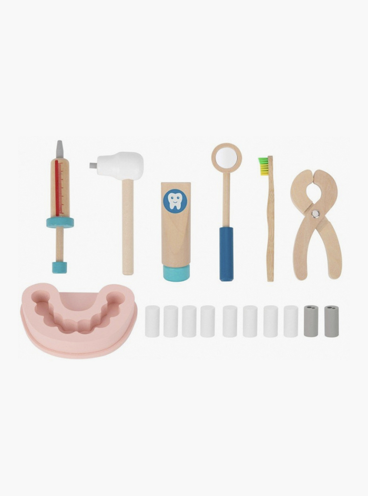 Для игры также подойдет детский набор стоматолога — на маркетплейсах такие стоят в среднем 1000⁠—⁠1500 ₽. Источник: akusherstvo.ru