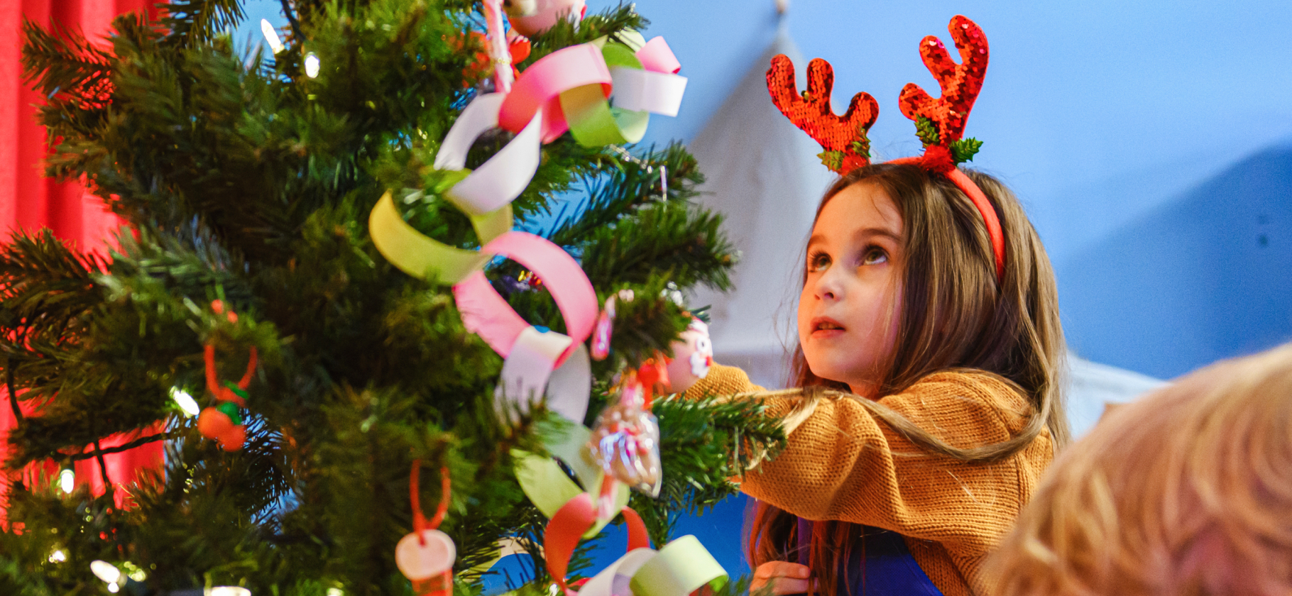 «Мы и правда ощущали волшебство»: 6 историй о новогодних праздниках в школе