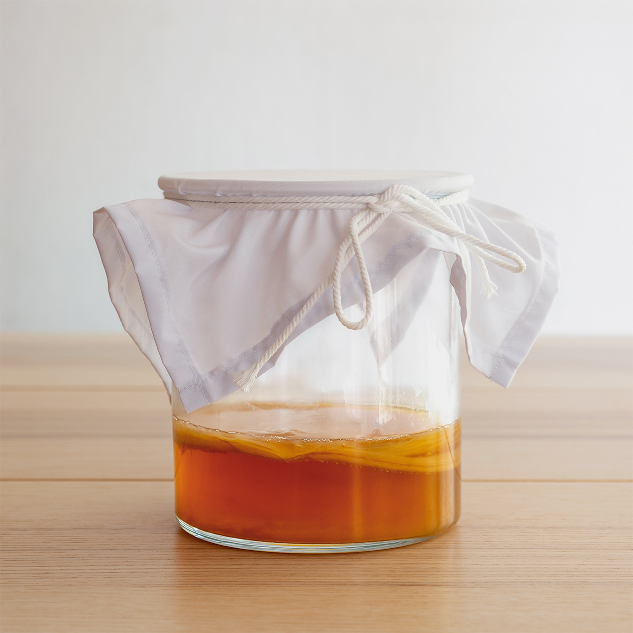 Так можно хранить чайный гриб, если какое⁠-⁠то время не нужно делать напиток. Фото: P-fotography / Shutterstock