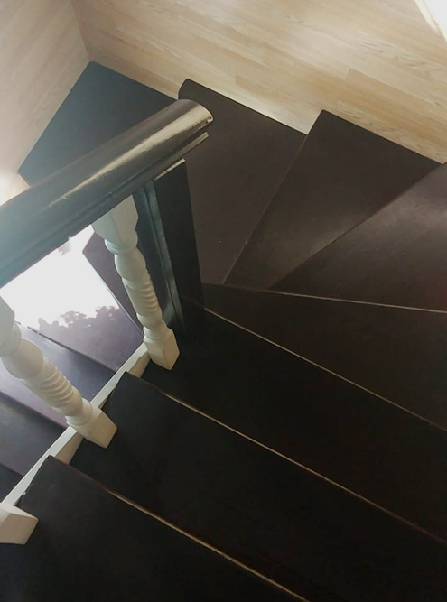 Лестница на металлическом каркасе прочнее, чем деревянная