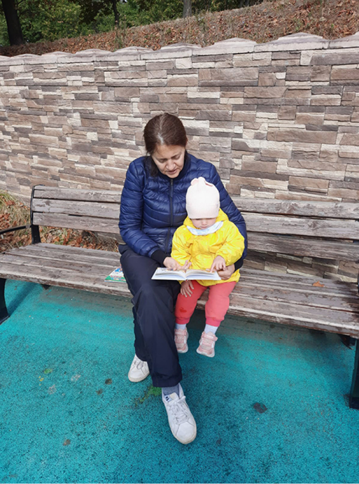 Осенью, когда сын пошел в сад, Татьяна продолжила читать книги вдвоем с дочкой