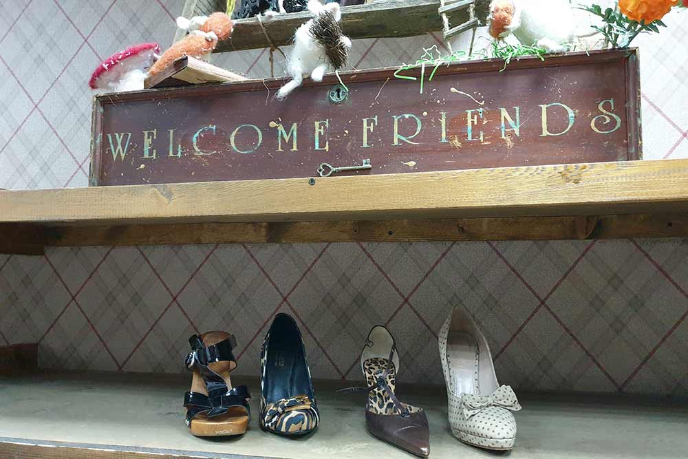 А это брендовые туфли тех же времен. Слева направо: Dolce & Gabbana — 2300 ₽, Guess — 1500 ₽, Dolce & Gabbana — 2900 ₽, Chloe — 2500 ₽