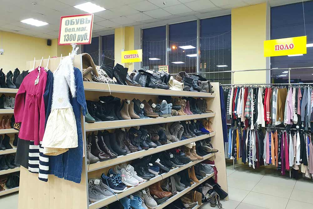 Обувь часто продают по одной цене