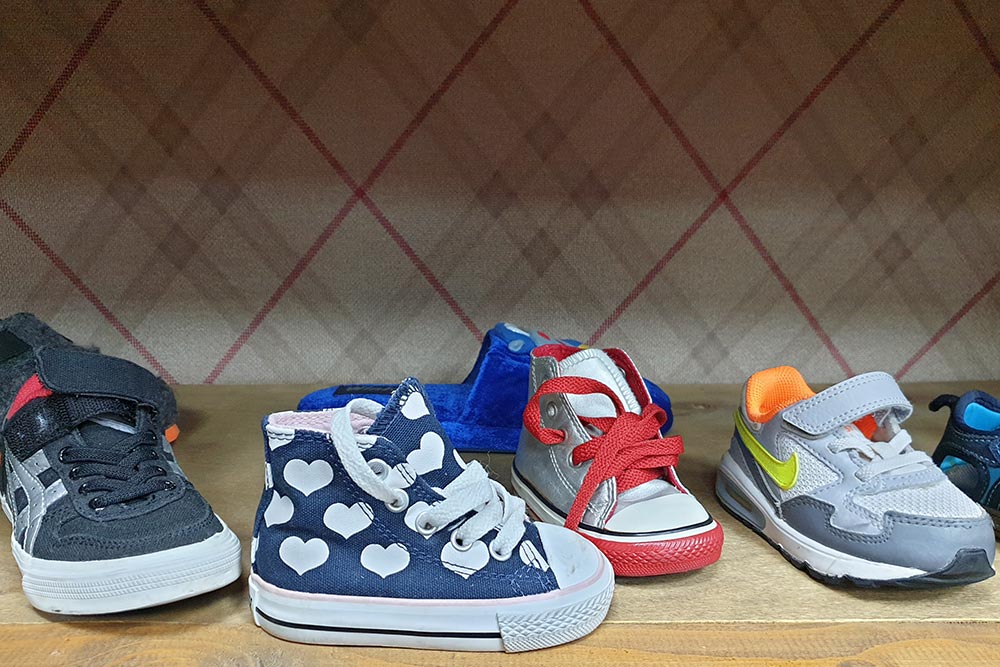 Только детская обувь в секондах часто совершенно новая. На фото слева направо: кроссовки Asics — 750 ₽, кеды Converse — 350 ₽, кеды Converse — 630 ₽, кроссовки Nike Air Max — 550 ₽