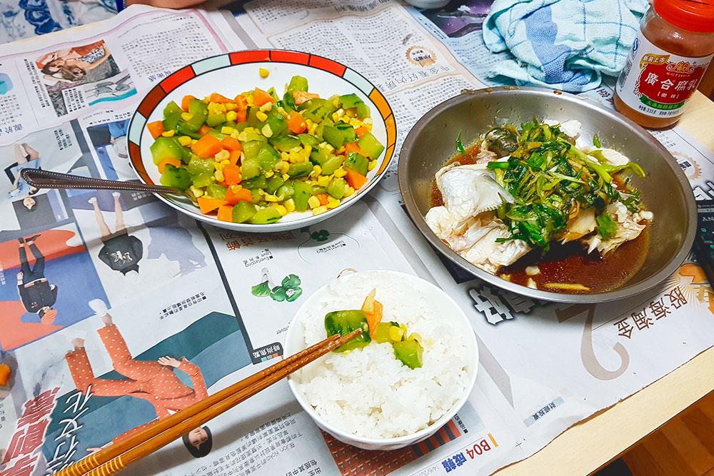 Моя хост из Гонконга приготовила на ужин рыбу, рис и теплый салат из огурцов. Очень вкусно