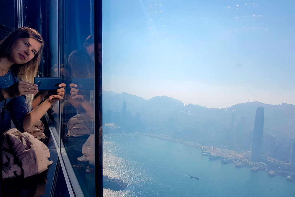 В Гонконге рекомендую сходить в кафе отеля The Ritz-Carlton и взять кофе за 1000 рублей: это дешевле, чем платить за смотровую площадку. Оттуда можно насладиться видом с небоскреба на северную часть Гонконга