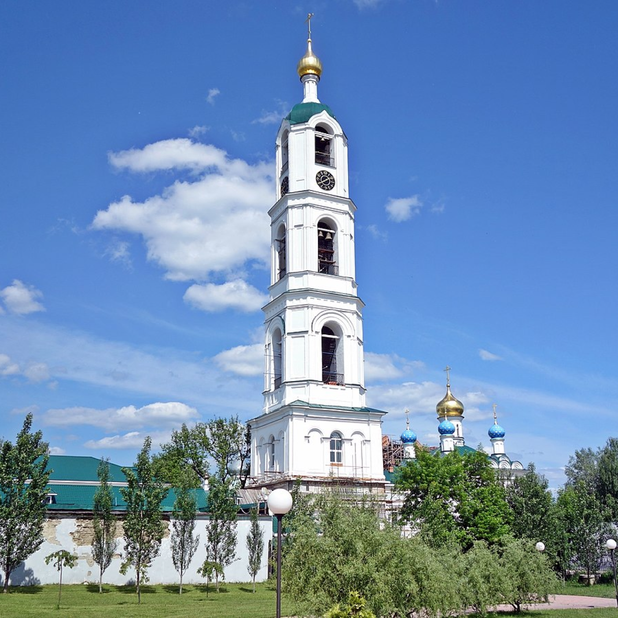 Вход на территорию комплекса и в собор бесплатный, можно попасть даже на службу. В монастырском саду сохранились могилы настоятелей. Источник: https://nne.ru/gallery