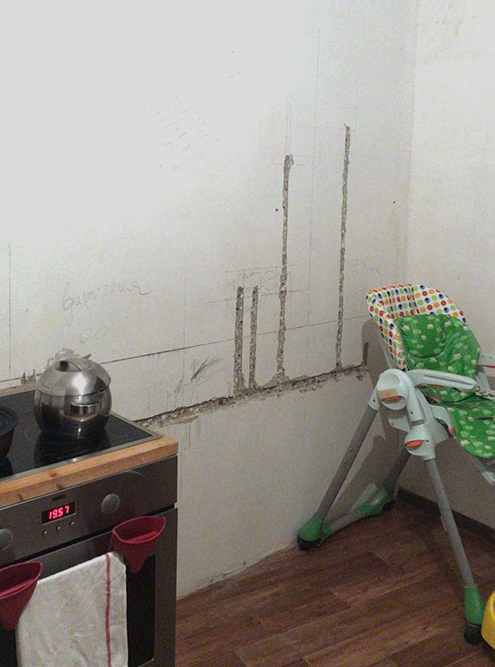 Разметили стены, чтобы понимать, как встанет будущая кухня и где расположить розетки. Сделали первые штробы под электрику