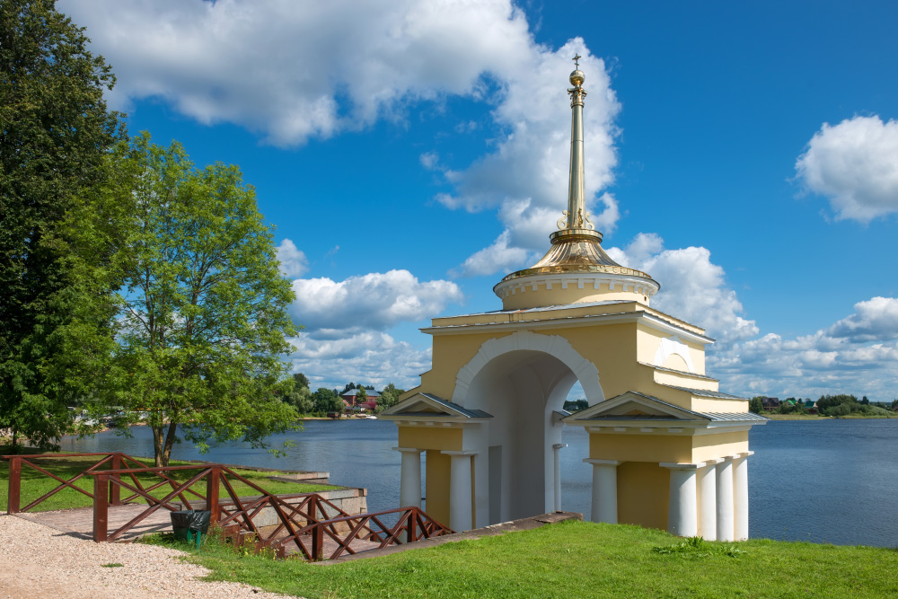 Пристань в форме парадных ворот построили в начале 19 века. Фото: Pukhov K / Shutterstock