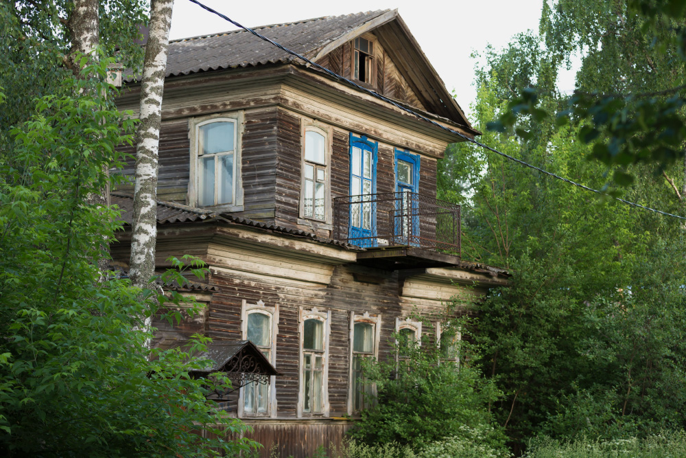 Здания на улицах Осташкова производят гнетущее впечатление. Фото: WalyK / Shutterstock