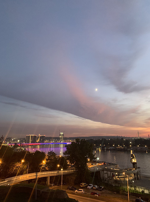Закат над Дунаем, вдалеке строится новый торговый центр