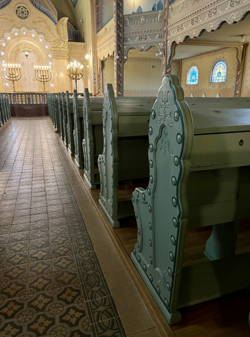 На двух уровнях стоят лавки для молитв. В них есть ящики с номерками, которые закрывают на ключ. Предполагаю, что внутри прихожане хранят личные вещи