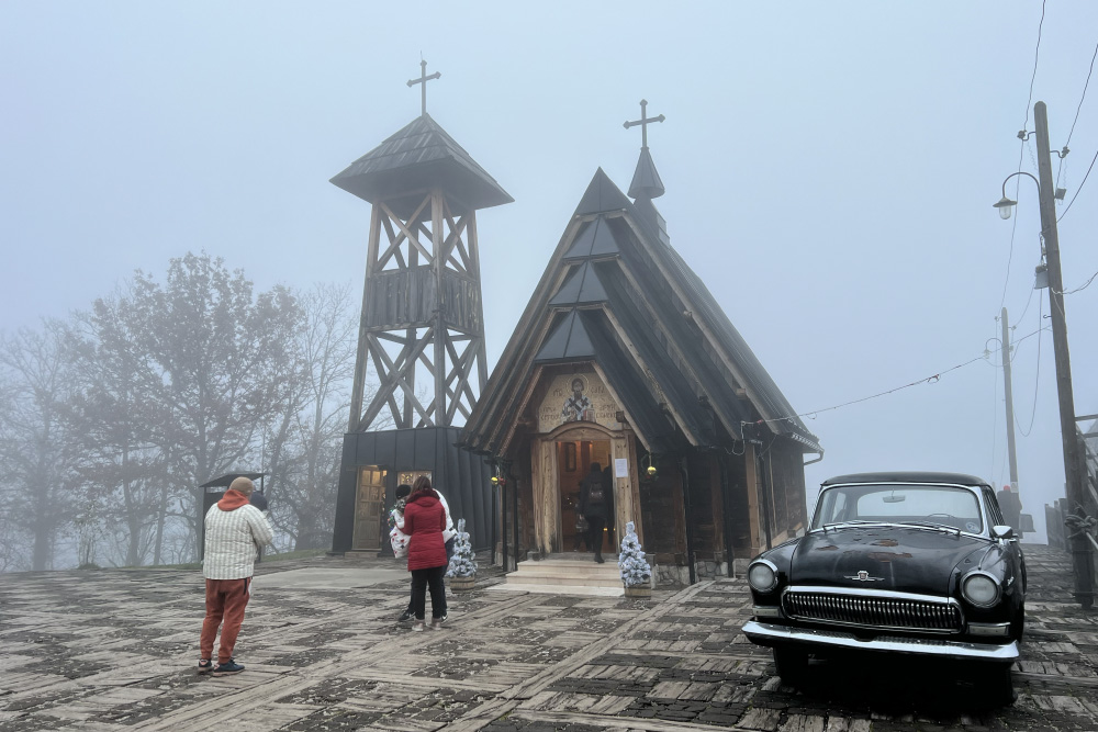 Православная церковь и старая ржавая Волга