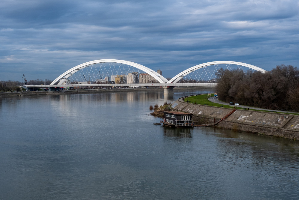 Жежелев мост в Нови-Саде открыли в 2018 году на месте старой конструкции, разрушенной бомбами в 1999