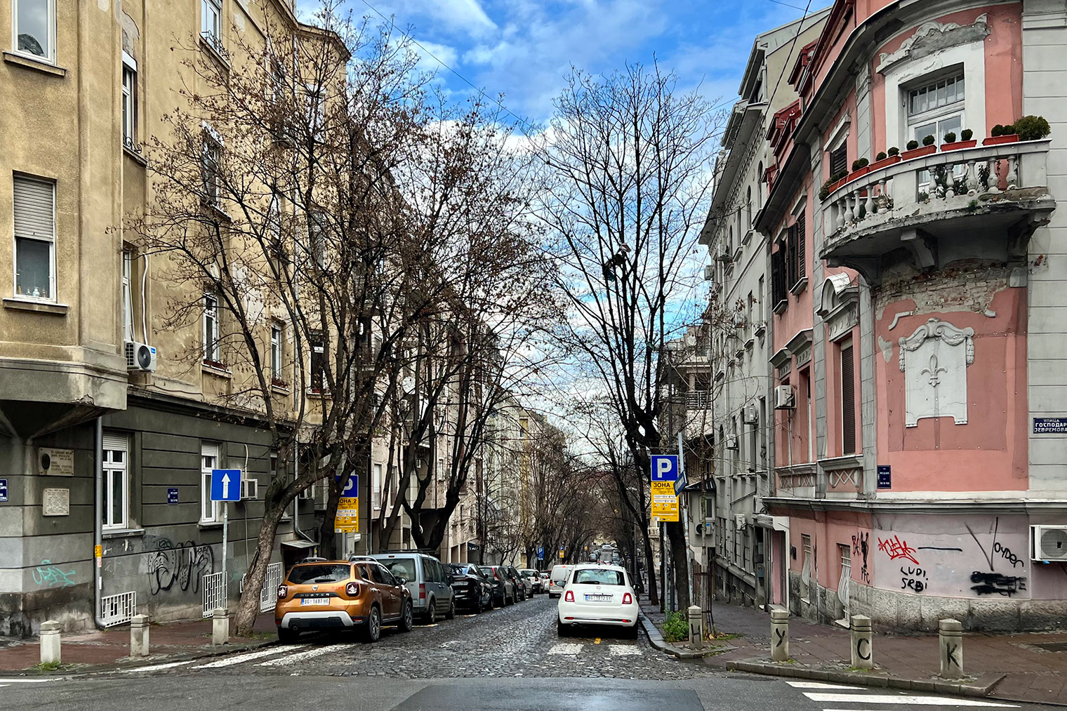 В центре Белграда много узких улиц с деревьями. Летом, наверное, особенно уютно