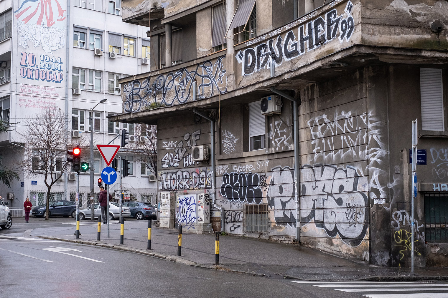 В городе много неопрятных построек, еще их портят беспорядочные граффити