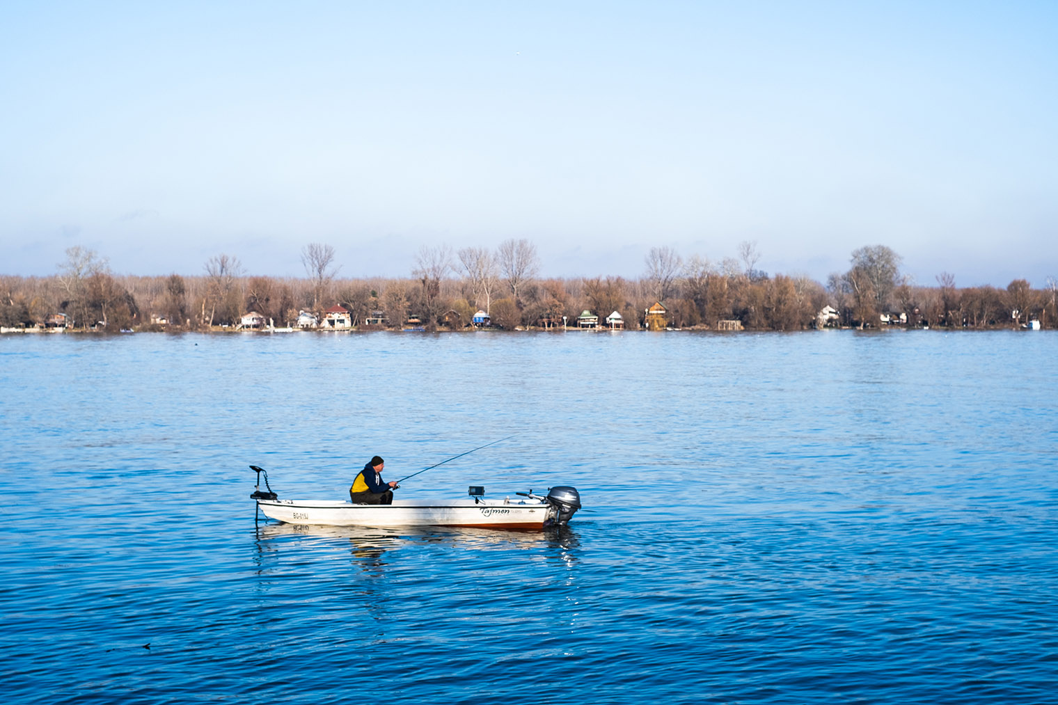 В Дунае ловят рыбу с лодок и с берега