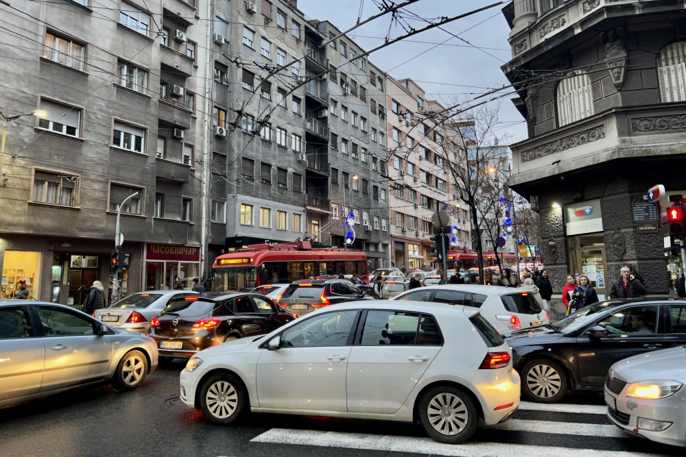 В час пик в Белграде пробки. На перекрестках стоят полицейские и отправляют машины на автобусные линии, чтобы сократить заторы