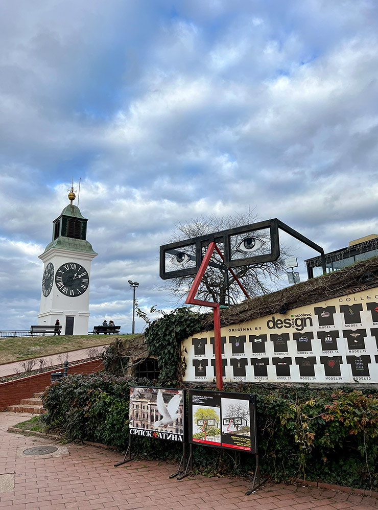 На территории есть арт-объект с очками и башня с часами, у которых минутная стрелка короче часовой