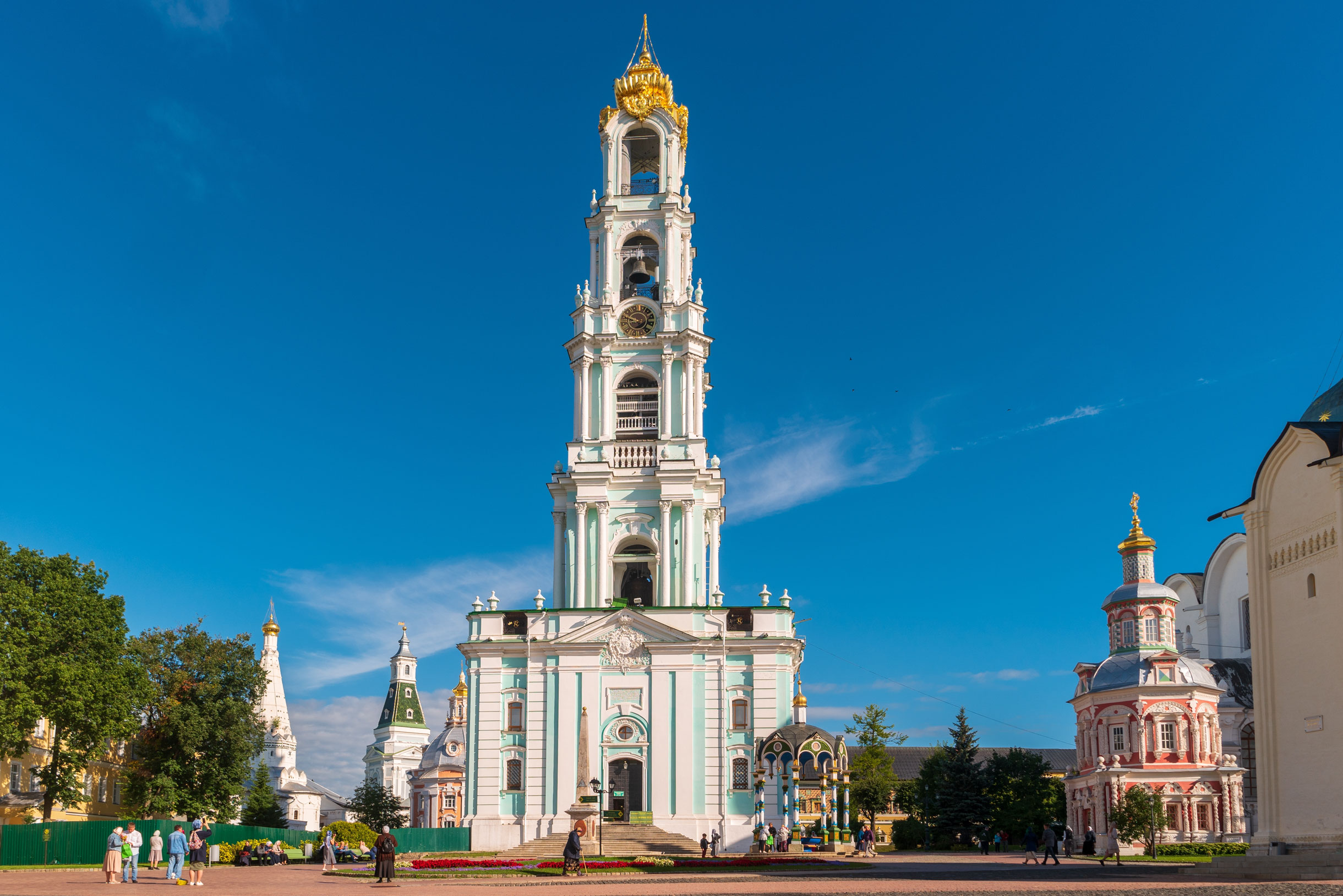 Высокая колокольня выглядит изящно. Фото: Stetiukha Kristina / Shutterstock