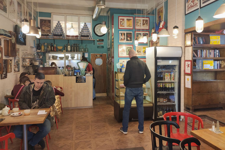 Интерьер кафе напоминает советский магазин, квартиру и библиотеку одновременно
