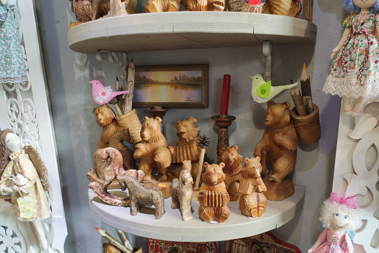 Село Богородское, центр промысла богородской резьбы, находится в Сергиево-Посадском районе, поэтому в городе без труда можно найти красивые деревянные игрушки