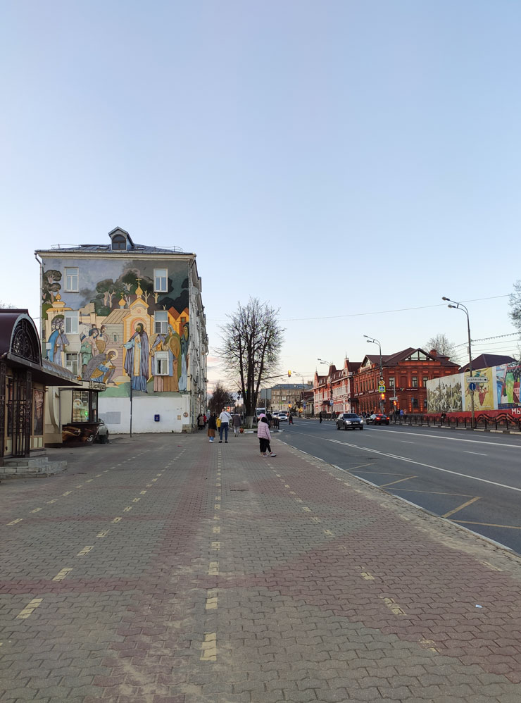 Проспект Красной Армии и дом с тематическим граффити