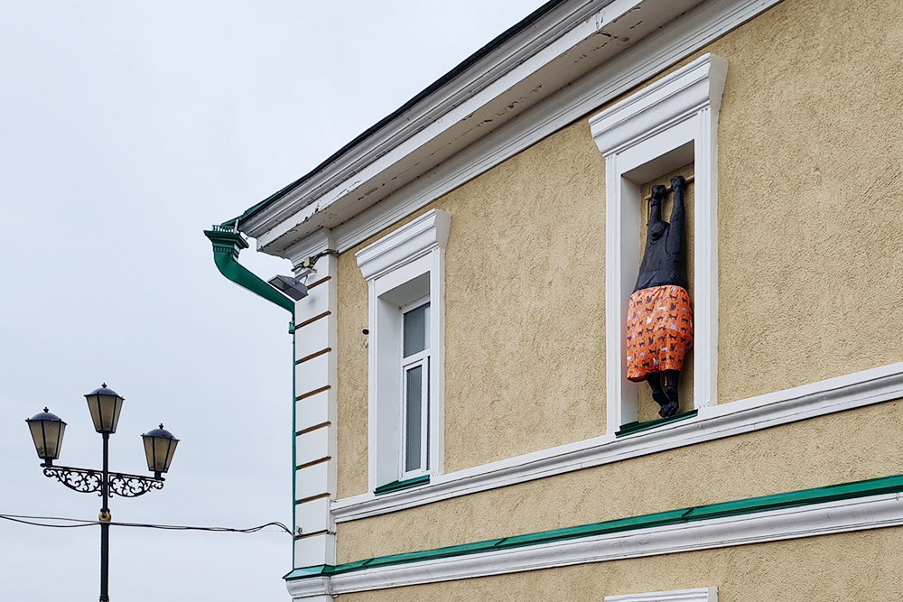 В Томске много городских скульптур, иногда в неожиданных местах