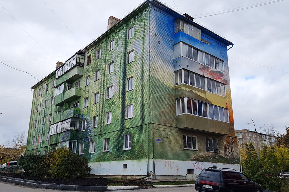В городе много домов с муралами и цветными стенами