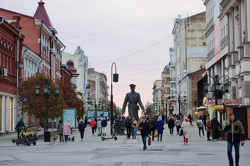Памятник дяде Степе на пешеходной улице Ленинградской