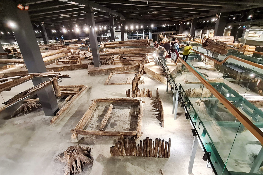 В музее археологии дерева представлено всего 30% того, что накопали, но археологи продолжают работы, и, возможно, город еще подрастет