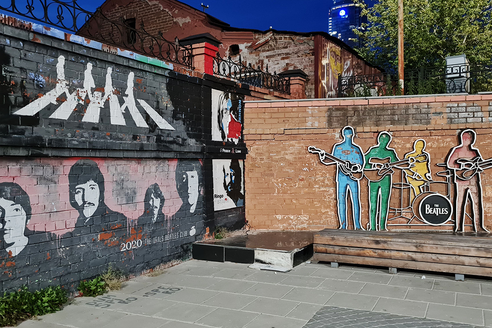 За каждым углом в Екатеринбурге что⁠-⁠то интересное — то граффити, то необычный дом