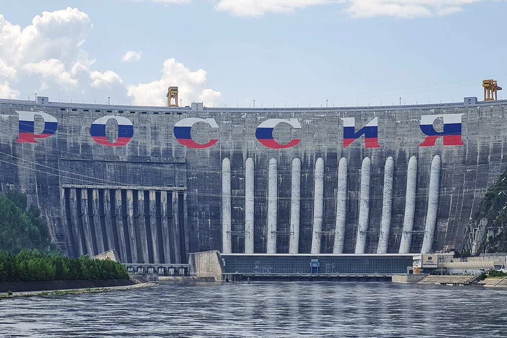 Надпись «Россия»: 570 метров в длину, 52 метра в высоту, 9000 литров краски, неделя работы