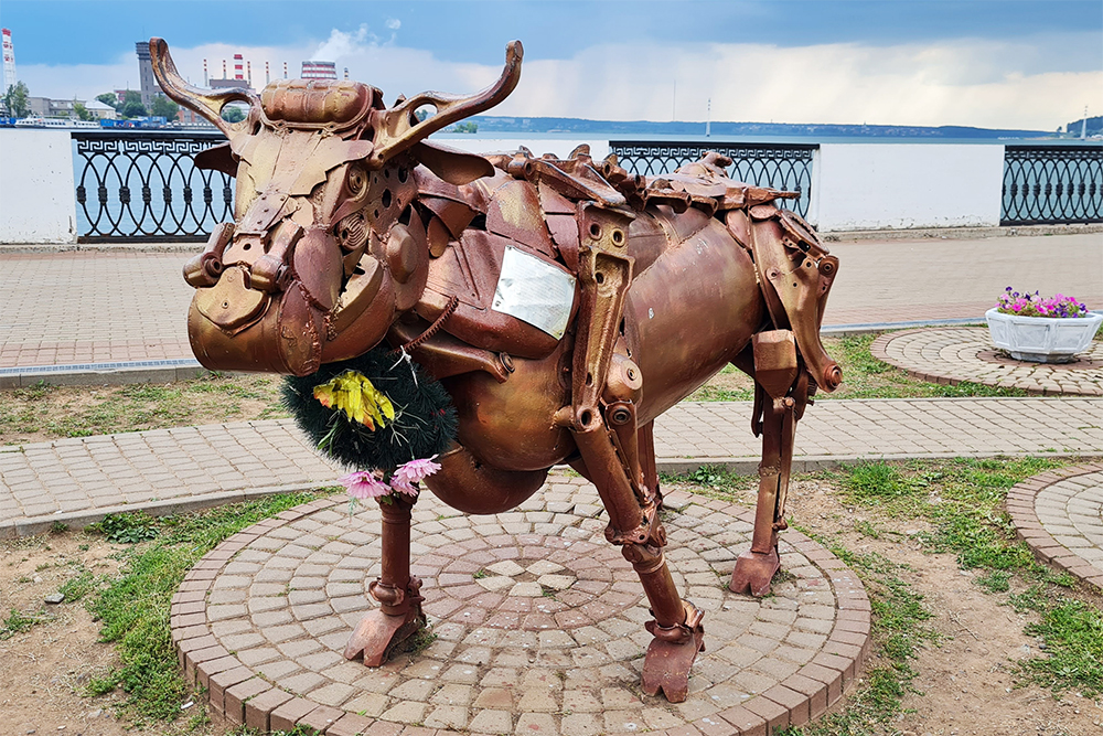 На набережной города установлены забавные скульптуры из металла. Это комбо-памятник корове Зорьке и бычку Рассвету, поддерживавших хозяев во времена ВОВ