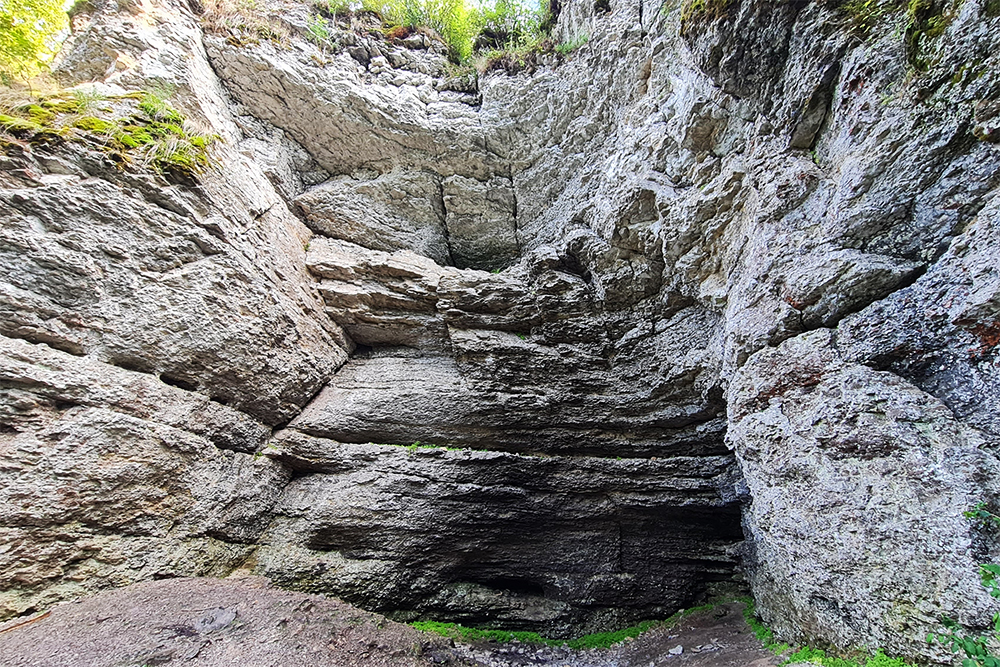 Вид с Усьвинских столбов на скалу Чертов палец и окрестные просторы