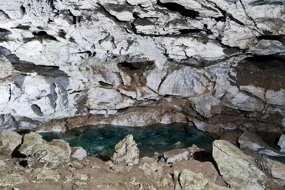 Подземное озеро с очень прозрачной водой — не верится, что там глубина два метра