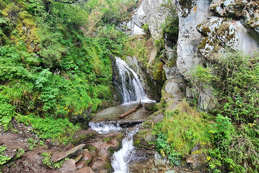 Водопад Чедор не очень примечателен, но у прогулки к нему свои плюсы — вид на озеро с утеса