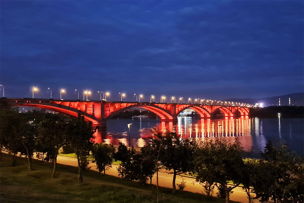 Мост с десятирублевой купюры ночью