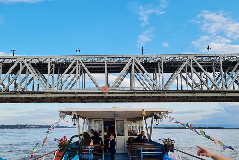 Амурский речной трамвайчик проходит под легендарным хабаровским мостом