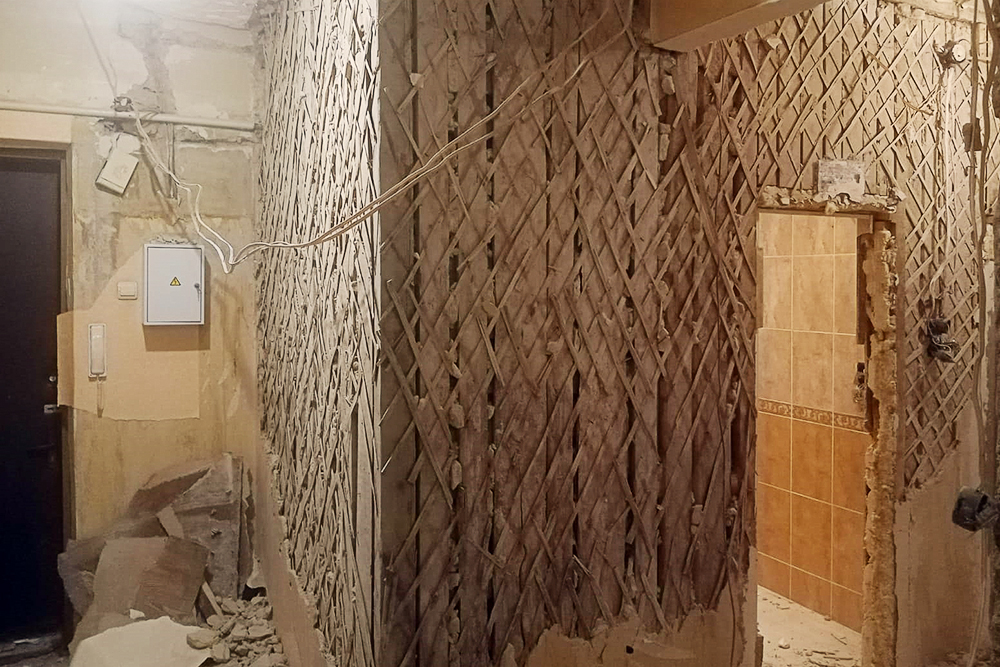 Демонтаж стен из «дранки» ,плитки. Работа заняла 6 часов. ✌️ | By demontazhkharkov__teamFacebook