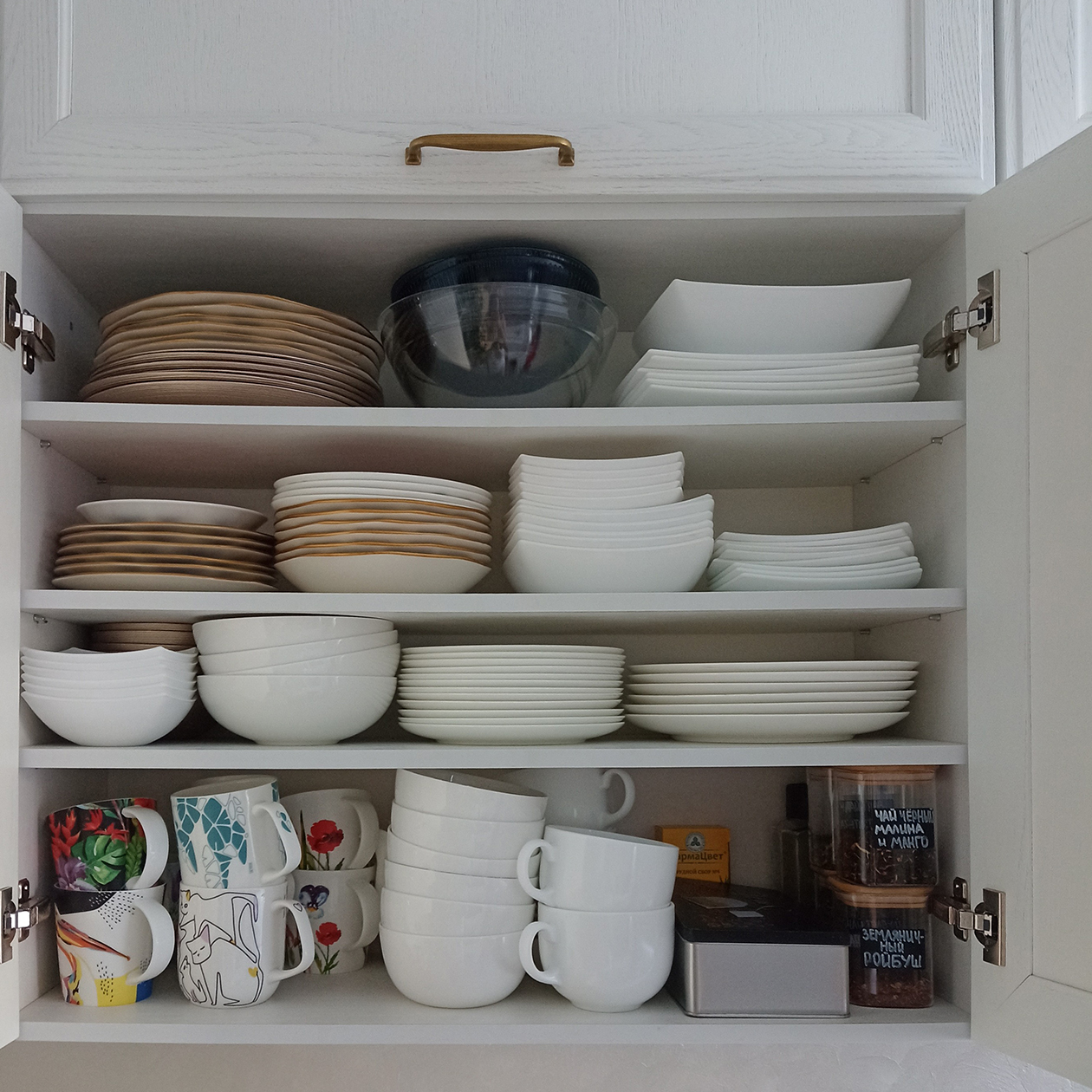 Один из шкафчиков на домашней кухне, в котором я храню повседневную посуду, — здесь около 130 предметов