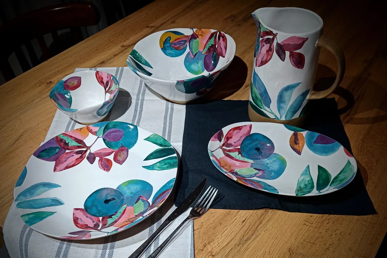 Я выбрала пять видов посуды: салатники в двух объемах, большие круглые тарелки, овальные тарелки поменьше и кувшин